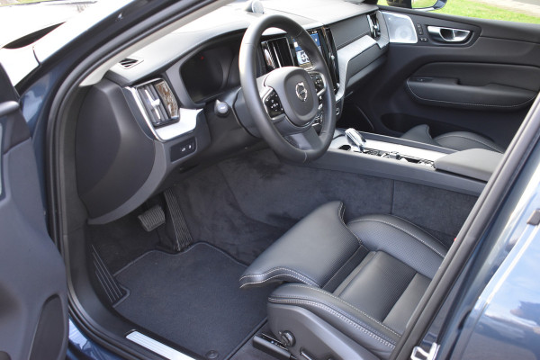 Volvo XC60 T8 AWD 455PK Plug-in Hybrid Ultra Dark | B&W | Luchtvering | HUD | Massage | Trekhaak | Stoelkoeling |