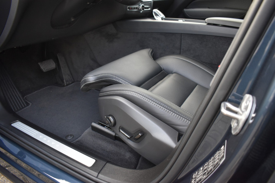 Volvo XC60 T8 AWD 455PK Plug-in Hybrid Ultra Dark | B&W | Luchtvering | HUD | Massage | Trekhaak | Stoelkoeling |