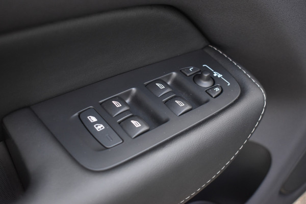 Volvo XC60 T8 AWD 455PK Plug-in Hybrid Ultra Dark | B&W | Luchtvering | HUD | Massage | Trekhaak | Stoelkoeling |