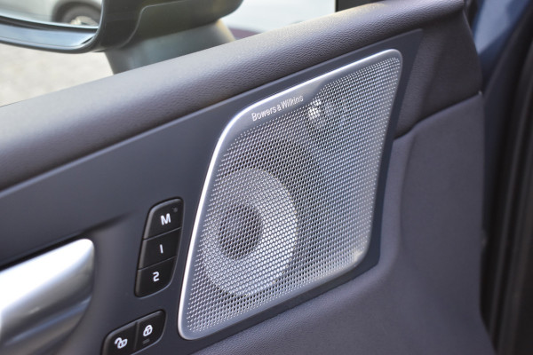 Volvo XC60 T8 AWD 455PK Plug-in Hybrid Ultra Dark | B&W | Luchtvering | HUD | Massage | Trekhaak | Stoelkoeling |