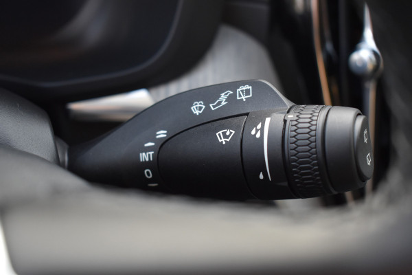 Volvo XC60 T8 AWD 455PK Plug-in Hybrid Ultra Dark | B&W | Luchtvering | HUD | Massage | Trekhaak | Stoelkoeling |