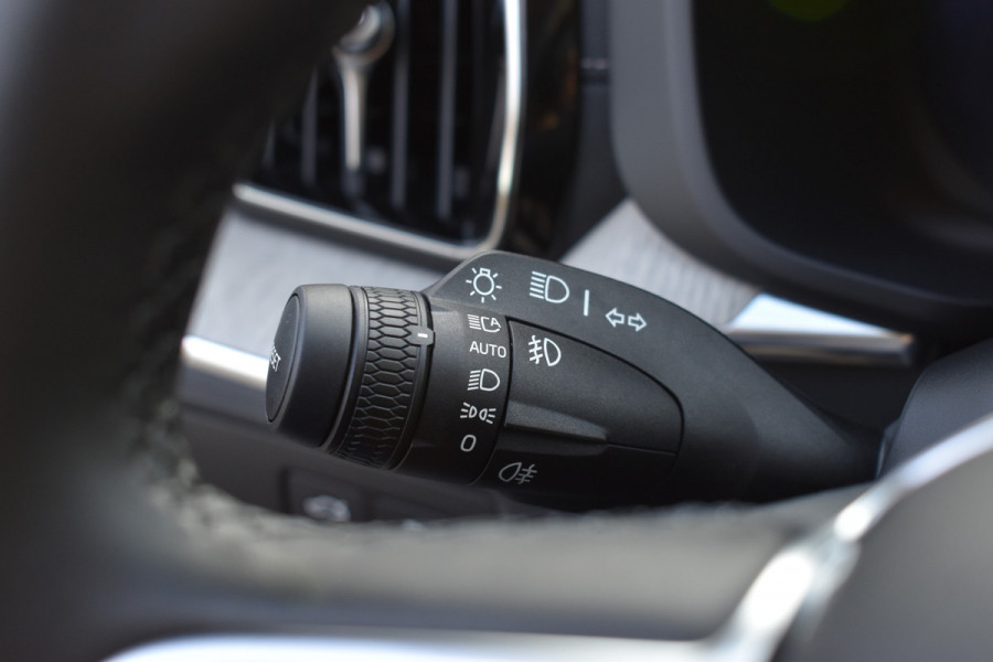 Volvo XC60 T8 AWD 455PK Plug-in Hybrid Ultra Dark | B&W | Luchtvering | HUD | Massage | Trekhaak | Stoelkoeling |