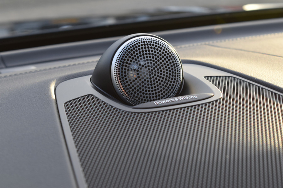 Volvo XC60 T8 AWD 455PK Plug-in Hybrid Ultra Dark | B&W | Luchtvering | HUD | Massage | Trekhaak | Stoelkoeling |