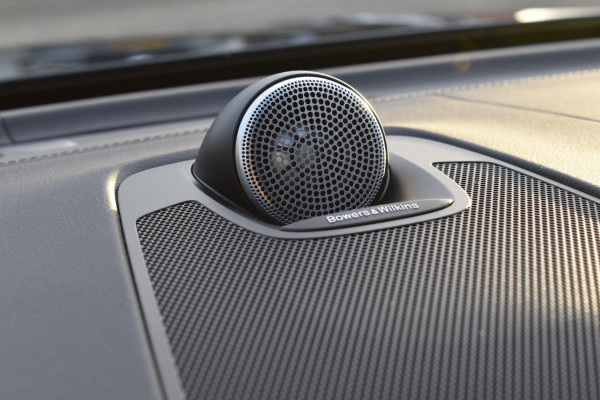 Volvo XC60 T8 AWD 455PK Plug-in Hybrid Ultra Dark | B&W | Luchtvering | HUD | Massage | Trekhaak | Stoelkoeling |