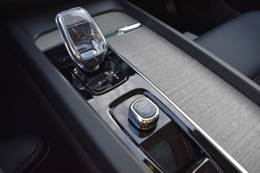 Volvo XC60 T8 AWD 455PK Plug-in Hybrid Ultra Dark | B&W | Luchtvering | HUD | Massage | Trekhaak | Stoelkoeling |