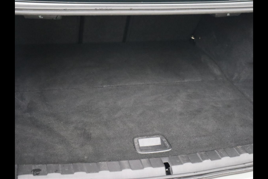 BMW 3-serie 320e M Sport | Trekhaak | Stoelverwarming | Camera | Leder/Alcantara | Stuurverwarming | Carplay | Live Cockpit Plus | Adaptief LED | Sportstoelen | Cruise control | PHEV | Plug In