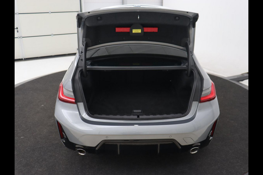 BMW 3-serie 320e M Sport | Trekhaak | Stoelverwarming | Camera | Leder/Alcantara | Stuurverwarming | Carplay | Live Cockpit Plus | Adaptief LED | Sportstoelen | Cruise control | PHEV | Plug In