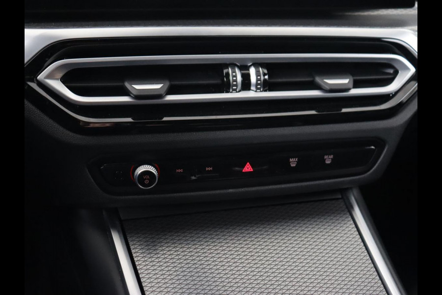 BMW 3-serie 320e M Sport | Trekhaak | Stoelverwarming | Camera | Leder/Alcantara | Stuurverwarming | Carplay | Live Cockpit Plus | Adaptief LED | Sportstoelen | Cruise control | PHEV | Plug In