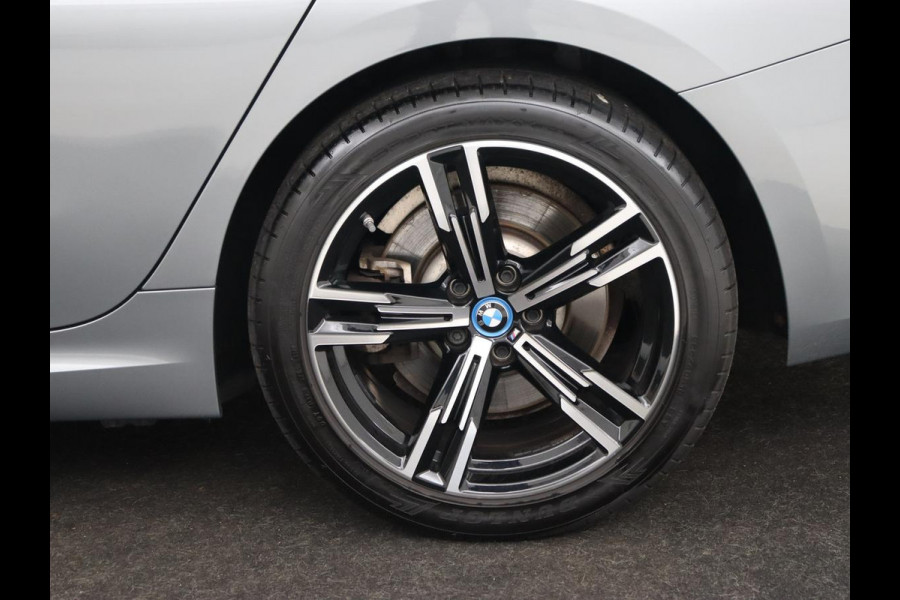 BMW 3-serie 320e M Sport | Trekhaak | Stoelverwarming | Camera | Leder/Alcantara | Stuurverwarming | Carplay | Live Cockpit Plus | Adaptief LED | Sportstoelen | Cruise control | PHEV | Plug In