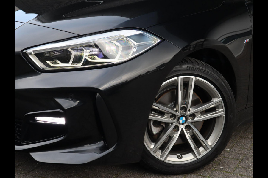 BMW 1-serie 118i High Executive M Sport Pakket Automaat / Live Cockpit Professional / Leder / Hifi / Stoelverwarming / 17 Inch / Adaptieve LED-koplamp / DAB / Parkeersensoren / Lichtpakket