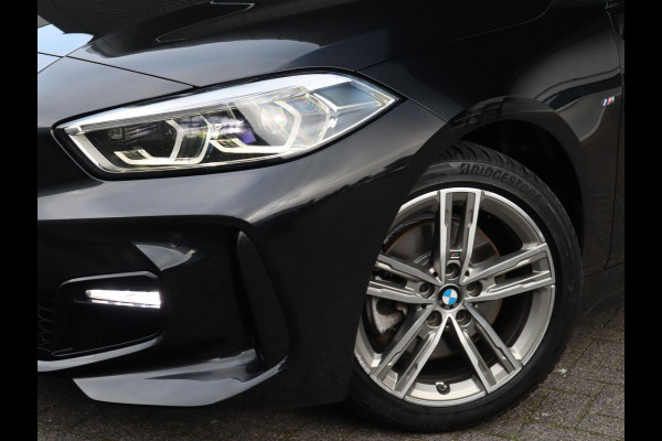 BMW 1-serie 118i High Executive M Sport Pakket Automaat / Live Cockpit Professional / Leder / Hifi / Stoelverwarming / 17 Inch / Adaptieve LED-koplamp / DAB / Parkeersensoren / Lichtpakket