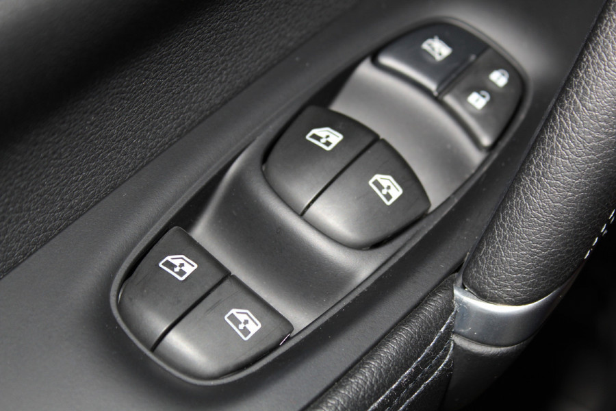 Nissan QASHQAI 1.2-115pk Tekna. Erg nette, luxe en betrouwbare hoogzitter ! Autm. airco, cruise control, 360gr camera, trekhaak, privacy glass, LM wielen, panoramadak, metallic lak, elektr. verstelb. best. stoel,  telefoonvoorb., navigatie, LED verlichting etc.