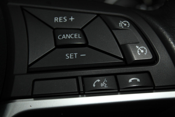 Nissan QASHQAI 1.2-115pk Tekna. Erg nette, luxe en betrouwbare hoogzitter ! Autm. airco, cruise control, 360gr camera, trekhaak, privacy glass, LM wielen, panoramadak, metallic lak, elektr. verstelb. best. stoel,  telefoonvoorb., navigatie, LED verlichting etc.