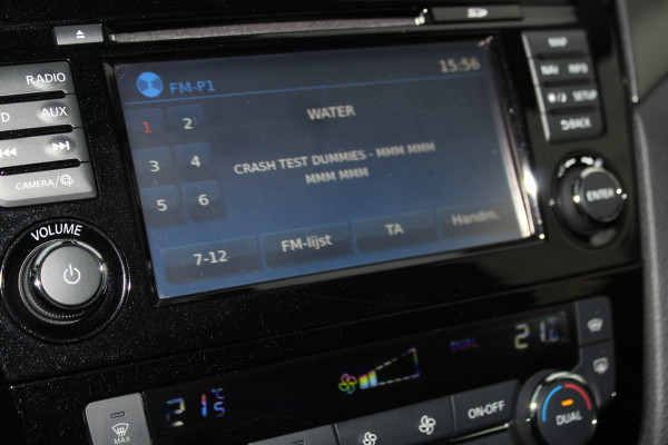 Nissan QASHQAI 1.2-115pk Tekna. Erg nette, luxe en betrouwbare hoogzitter ! Autm. airco, cruise control, 360gr camera, trekhaak, privacy glass, LM wielen, panoramadak, metallic lak, elektr. verstelb. best. stoel,  telefoonvoorb., navigatie, LED verlichting etc.