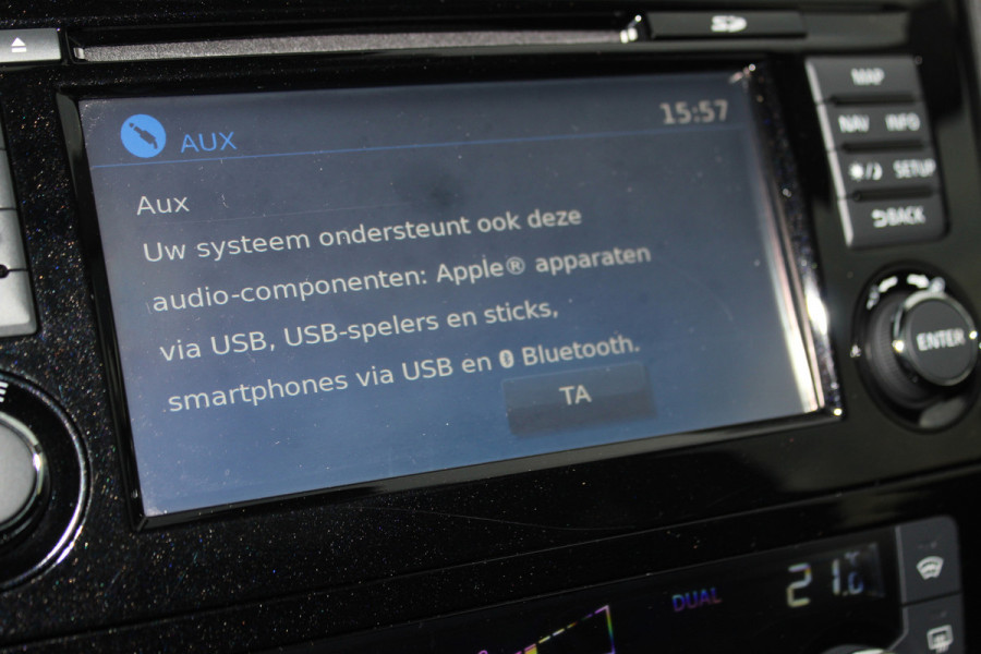 Nissan QASHQAI 1.2-115pk Tekna. Erg nette, luxe en betrouwbare hoogzitter ! Autm. airco, cruise control, 360gr camera, trekhaak, privacy glass, LM wielen, panoramadak, metallic lak, elektr. verstelb. best. stoel,  telefoonvoorb., navigatie, LED verlichting etc.