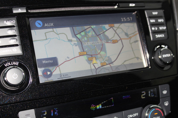 Nissan QASHQAI 1.2-115pk Tekna. Erg nette, luxe en betrouwbare hoogzitter ! Autm. airco, cruise control, 360gr camera, trekhaak, privacy glass, LM wielen, panoramadak, metallic lak, elektr. verstelb. best. stoel,  telefoonvoorb., navigatie, LED verlichting etc.