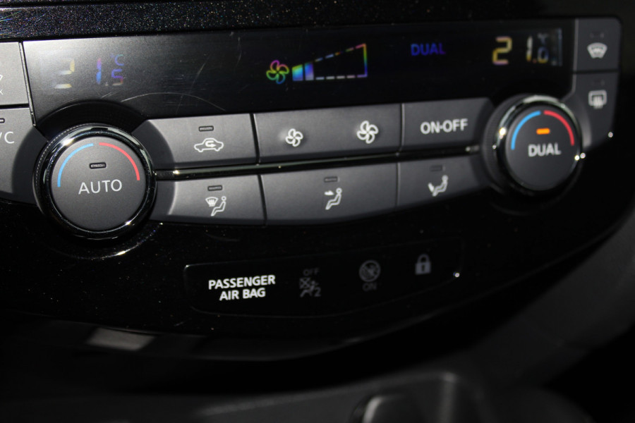 Nissan QASHQAI 1.2-115pk Tekna. Erg nette, luxe en betrouwbare hoogzitter ! Autm. airco, cruise control, 360gr camera, trekhaak, privacy glass, LM wielen, panoramadak, metallic lak, elektr. verstelb. best. stoel,  telefoonvoorb., navigatie, LED verlichting etc.