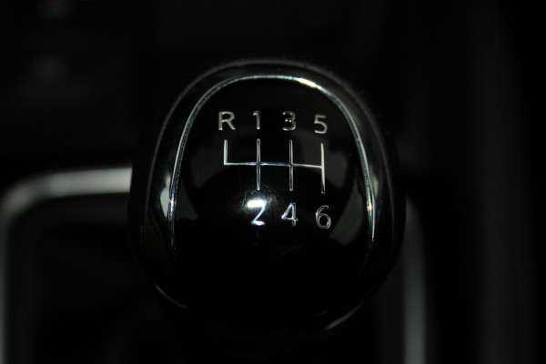 Nissan QASHQAI 1.2-115pk Tekna. Erg nette, luxe en betrouwbare hoogzitter ! Autm. airco, cruise control, 360gr camera, trekhaak, privacy glass, LM wielen, panoramadak, metallic lak, elektr. verstelb. best. stoel,  telefoonvoorb., navigatie, LED verlichting etc.