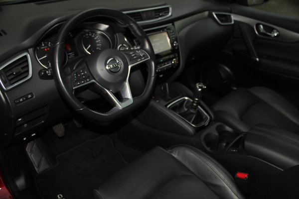 Nissan QASHQAI 1.2-115pk Tekna. Erg nette, luxe en betrouwbare hoogzitter ! Autm. airco, cruise control, 360gr camera, trekhaak, privacy glass, LM wielen, panoramadak, metallic lak, elektr. verstelb. best. stoel,  telefoonvoorb., navigatie, LED verlichting etc.