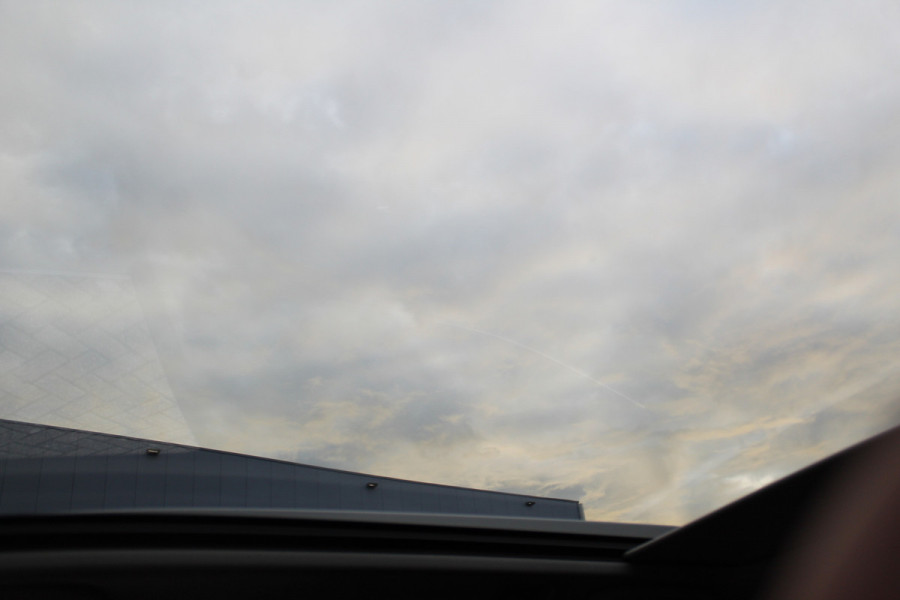 Nissan QASHQAI 1.2-115pk Tekna. Erg nette, luxe en betrouwbare hoogzitter ! Autm. airco, cruise control, 360gr camera, trekhaak, privacy glass, LM wielen, panoramadak, metallic lak, elektr. verstelb. best. stoel,  telefoonvoorb., navigatie, LED verlichting etc.