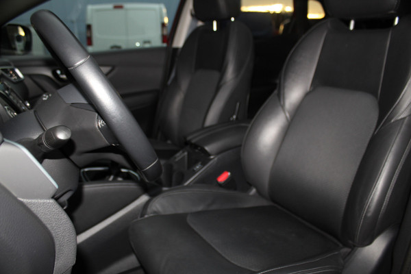 Nissan QASHQAI 1.2-115pk Tekna. Erg nette, luxe en betrouwbare hoogzitter ! Autm. airco, cruise control, 360gr camera, trekhaak, privacy glass, LM wielen, panoramadak, metallic lak, elektr. verstelb. best. stoel,  telefoonvoorb., navigatie, LED verlichting etc.