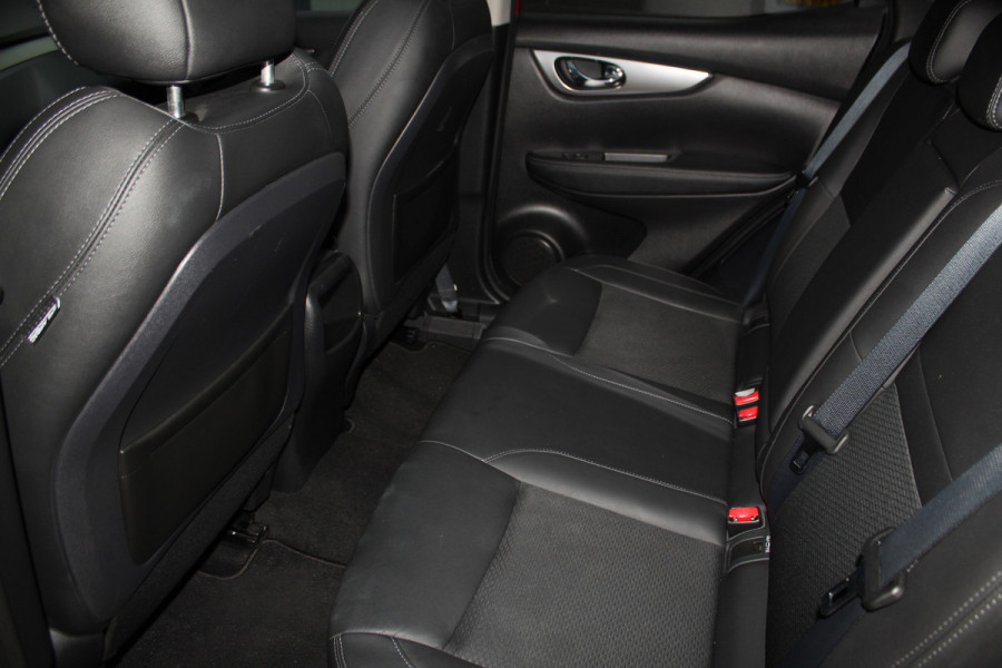 Nissan QASHQAI 1.2-115pk Tekna. Erg nette, luxe en betrouwbare hoogzitter ! Autm. airco, cruise control, 360gr camera, trekhaak, privacy glass, LM wielen, panoramadak, metallic lak, elektr. verstelb. best. stoel,  telefoonvoorb., navigatie, LED verlichting etc.