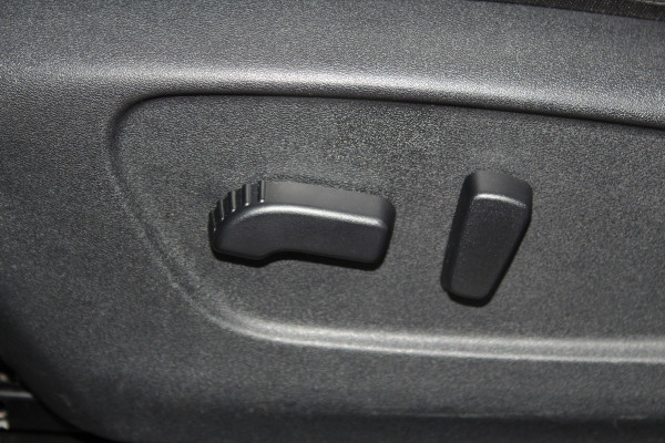 Nissan QASHQAI 1.2-115pk Tekna. Erg nette, luxe en betrouwbare hoogzitter ! Autm. airco, cruise control, 360gr camera, trekhaak, privacy glass, LM wielen, panoramadak, metallic lak, elektr. verstelb. best. stoel,  telefoonvoorb., navigatie, LED verlichting etc.