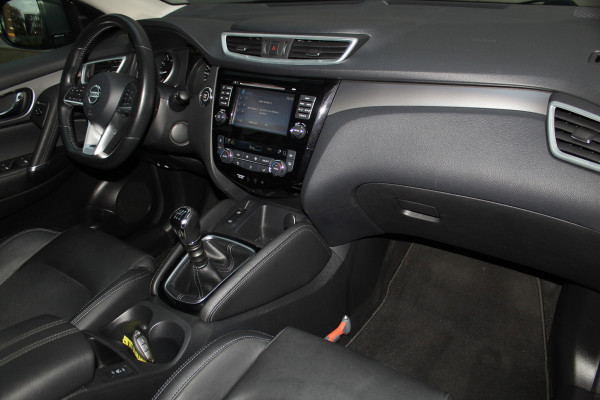 Nissan QASHQAI 1.2-115pk Tekna. Erg nette, luxe en betrouwbare hoogzitter ! Autm. airco, cruise control, 360gr camera, trekhaak, privacy glass, LM wielen, panoramadak, metallic lak, elektr. verstelb. best. stoel,  telefoonvoorb., navigatie, LED verlichting etc.