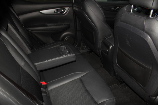 Nissan QASHQAI 1.2-115pk Tekna. Erg nette, luxe en betrouwbare hoogzitter ! Autm. airco, cruise control, 360gr camera, trekhaak, privacy glass, LM wielen, panoramadak, metallic lak, elektr. verstelb. best. stoel,  telefoonvoorb., navigatie, LED verlichting etc.