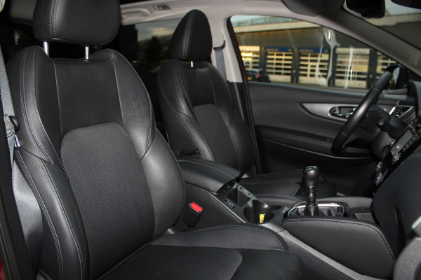 Nissan QASHQAI 1.2-115pk Tekna. Erg nette, luxe en betrouwbare hoogzitter ! Autm. airco, cruise control, 360gr camera, trekhaak, privacy glass, LM wielen, panoramadak, metallic lak, elektr. verstelb. best. stoel,  telefoonvoorb., navigatie, LED verlichting etc.