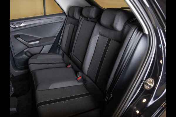 Volkswagen T-Roc 1.5 TSI Life Edition / 150pk / Stoel en stuurverwarming / Achteruitrij camera /