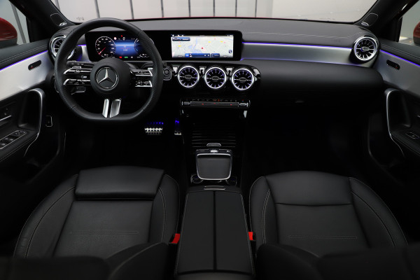 Mercedes-Benz A-Klasse 250e AMG | 218PK | Pano | Sfeerverlichting | Burmester | Multibeam | Leder | Distronic | Stuurwielverwarming | Trekhaak | 2024.