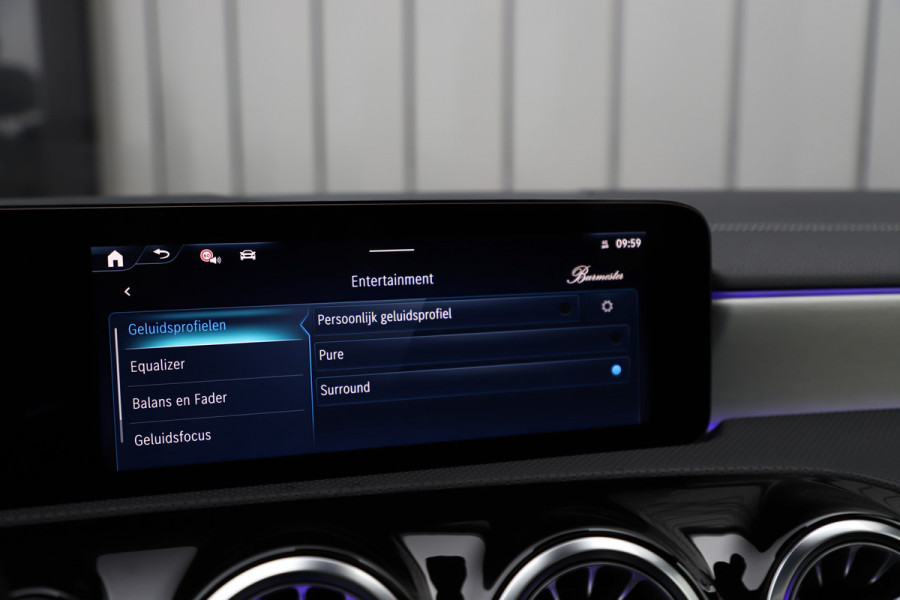 Mercedes-Benz A-Klasse 250e AMG | 218PK | Pano | Sfeerverlichting | Burmester | Multibeam | Leder | Distronic | Stuurwielverwarming | Trekhaak | 2024.