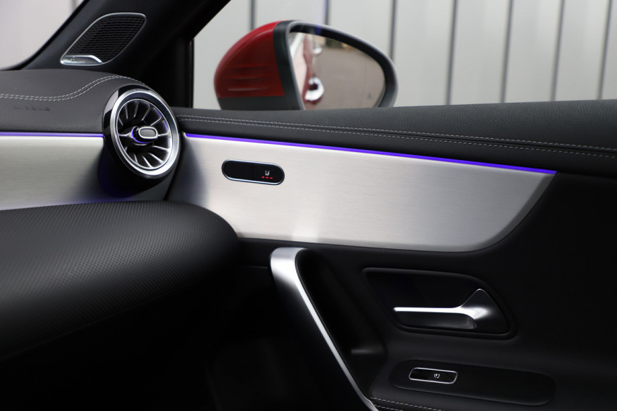 Mercedes-Benz A-Klasse 250e AMG | 218PK | Pano | Sfeerverlichting | Burmester | Multibeam | Leder | Distronic | Stuurwielverwarming | Trekhaak | 2024.