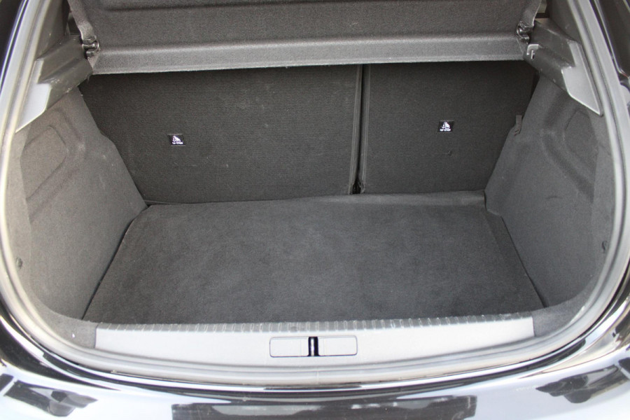 Peugeot 208 1.2 100PK GT | DRAADLOZE APPLE CARPLAY/ANDROID AUTO | 17" LICHTMETALEN VELGEN | DRAADLOZE TELEFOONLADER | ACHTERUITRIJ CAMERA | CRUISE CONTROL | FULL LED KOPLAMPEN | KEYLESS ENTRY/START | CLIMATE CONTROL | PARKEERSENSOREN VOOR EN ACHTER | GETINTE ACHETRRUITEN |