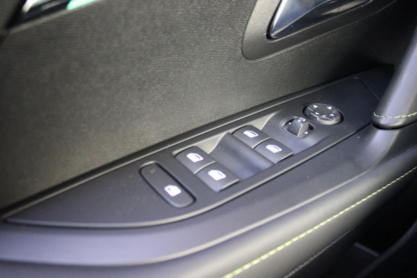 Peugeot 208 1.2 100PK GT | DRAADLOZE APPLE CARPLAY/ANDROID AUTO | 17" LICHTMETALEN VELGEN | DRAADLOZE TELEFOONLADER | ACHTERUITRIJ CAMERA | CRUISE CONTROL | FULL LED KOPLAMPEN | KEYLESS ENTRY/START | CLIMATE CONTROL | PARKEERSENSOREN VOOR EN ACHTER | GETINTE ACHETRRUITEN |