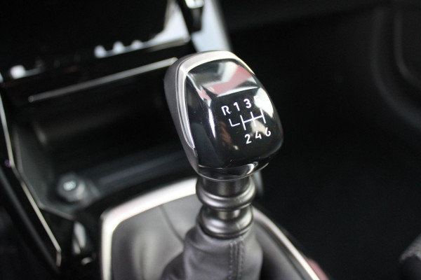 Peugeot 208 1.2 100PK GT | DRAADLOZE APPLE CARPLAY/ANDROID AUTO | 17" LICHTMETALEN VELGEN | DRAADLOZE TELEFOONLADER | ACHTERUITRIJ CAMERA | CRUISE CONTROL | FULL LED KOPLAMPEN | KEYLESS ENTRY/START | CLIMATE CONTROL | PARKEERSENSOREN VOOR EN ACHTER | GETINTE ACHETRRUITEN |