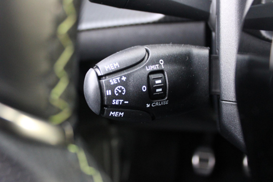 Peugeot 208 1.2 100PK GT | DRAADLOZE APPLE CARPLAY/ANDROID AUTO | 17" LICHTMETALEN VELGEN | DRAADLOZE TELEFOONLADER | ACHTERUITRIJ CAMERA | CRUISE CONTROL | FULL LED KOPLAMPEN | KEYLESS ENTRY/START | CLIMATE CONTROL | PARKEERSENSOREN VOOR EN ACHTER | GETINTE ACHETRRUITEN |