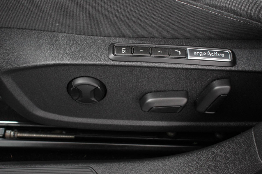 Volkswagen Golf 1.5 eTSI 150pk DSG Style | Navigatie | Apple Carplay/Android Auto | Parkeersensoren | Camera | Park Assist | Adaptive Cruise Control | Blind Spot Assist | Stoel- en stuurverwarming | Ledverlichting | Virtual Cockpit | Lane Assist | Climatronic