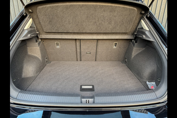 Volkswagen T-Roc 1.5 TSI 150Pk DSG Style | Trekhaak afnb. | IQ Light | Allseason banden | Prijs Rijklaar!!
