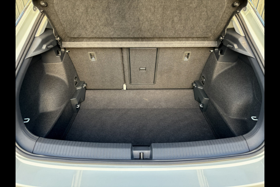 Volkswagen T-Roc 1.5 TSI 150Pk DSG Style | Trekhaak afnb. | IQ Light | Allseason banden | Prijs Rijklaar!!