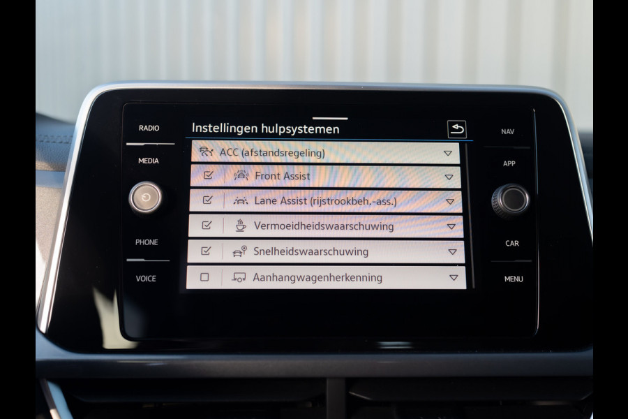 Volkswagen T-Roc 1.5 TSI 150Pk DSG Style | Trekhaak afnb. | IQ Light | Allseason banden | Prijs Rijklaar!!