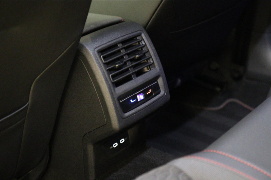 Volkswagen Golf 2.0 TSI GTI CLUBSPORT 45 JAHRE /PANO/AKRA/IQ-LIGHT/KEYLES/VOLL