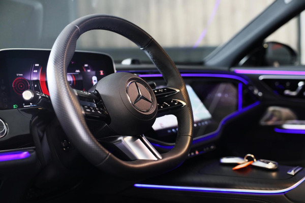 Mercedes-Benz E-Klasse Estate 300 e AMG Line / HYPERSCREEN / Acc / Lane Assist / Dode Hoek / Head Up / 360 Camera / Leder / Pano