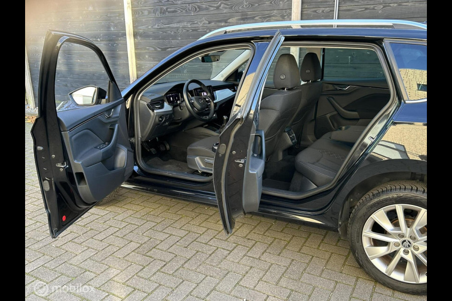 Škoda Kamiq 1.0 TSI Ambition FM Navigatie / carplay / 17" / clima / chroom / 61.694 KM!!