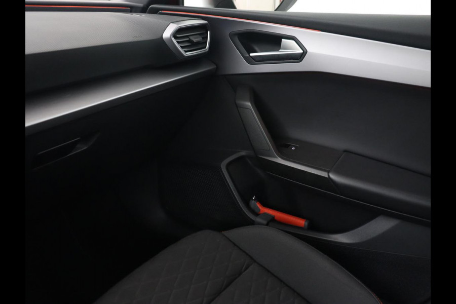 Seat Leon 1.5 eTSI FR Launch Edition | Stoelverwarming | Carplay | Adaptive cruise | Dynamic Chassis Control | Keyless | Sfeerverlichting | Stuurverwarming | Navigatie | Parkeerhulp