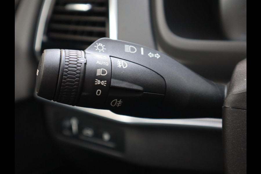 Volvo XC90 2.0 T8 Twin Engine AWD Inscription Automaat / 7 Persoons / Panoramadak / Harman Kardon / Comfortstoelen / Trekhaak / 20 Inch / Stoelverwarming / Achteruitrijcamera / LED / Elektrisch Verstelbare Stoelen