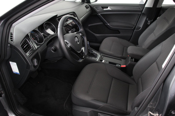 Volkswagen e-Golf Edition | Navigatie | Climate Control | Cruise control adaptief | Parkeer sensoren | Lichtmetalen Velgen 17" | Extra getint glas