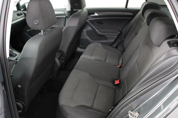 Volkswagen e-Golf Edition | Navigatie | Climate Control | Cruise control adaptief | Parkeer sensoren | Lichtmetalen Velgen 17" | Extra getint glas