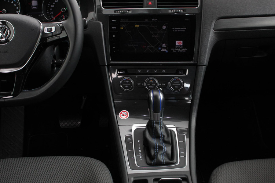 Volkswagen e-Golf Edition | Navigatie | Climate Control | Cruise control adaptief | Parkeer sensoren | Lichtmetalen Velgen 17" | Extra getint glas